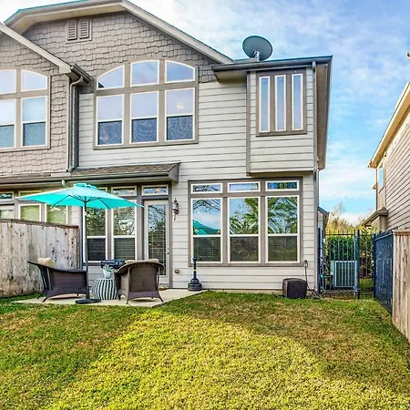 Family-Friendly Spring Townhouse With Backyard! Villa